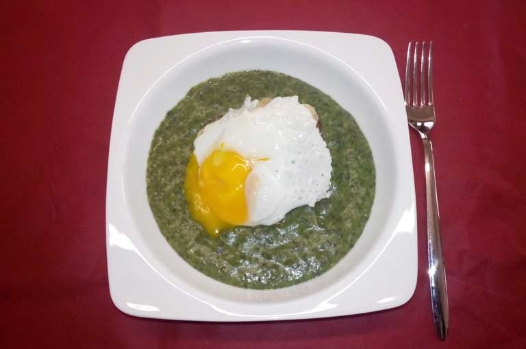 Crema di spinaci con crostino filante e uovo occhio di bue